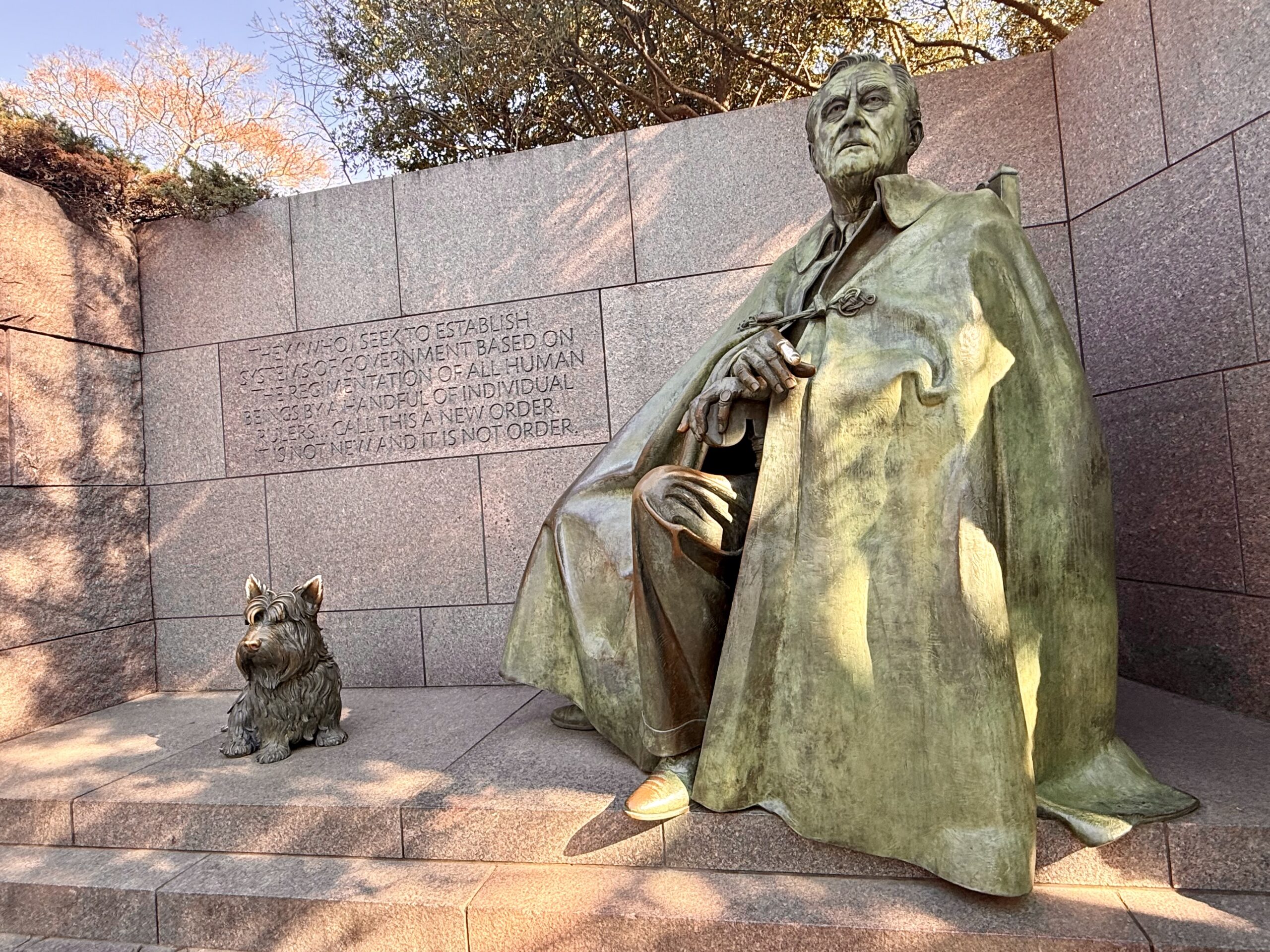 Franklin d roosevelt statue and his dog