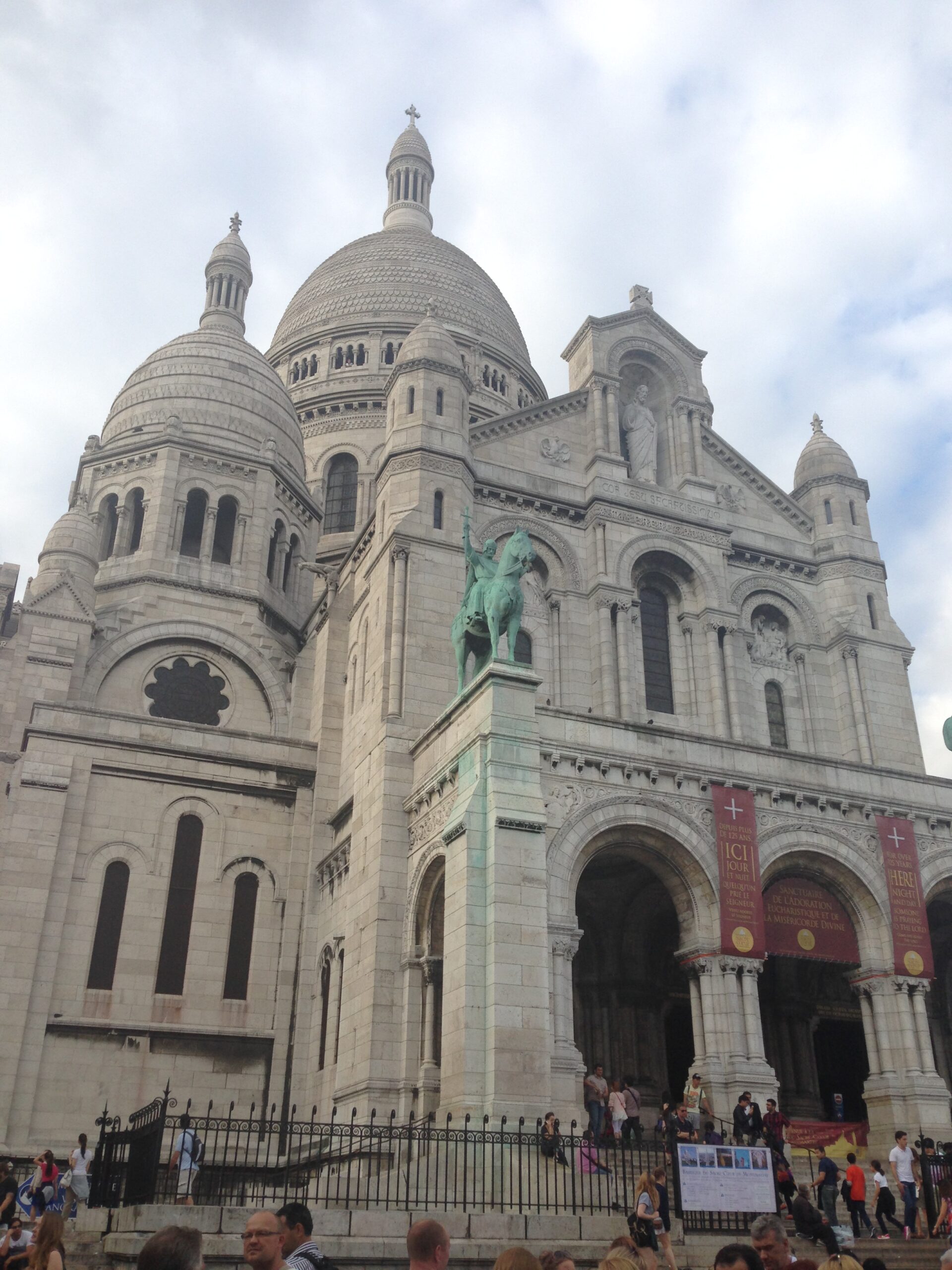 close up of the front of the sacre coeur