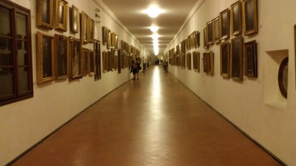 Insides of Vasari Corridor. By Diomidis Spinellis 