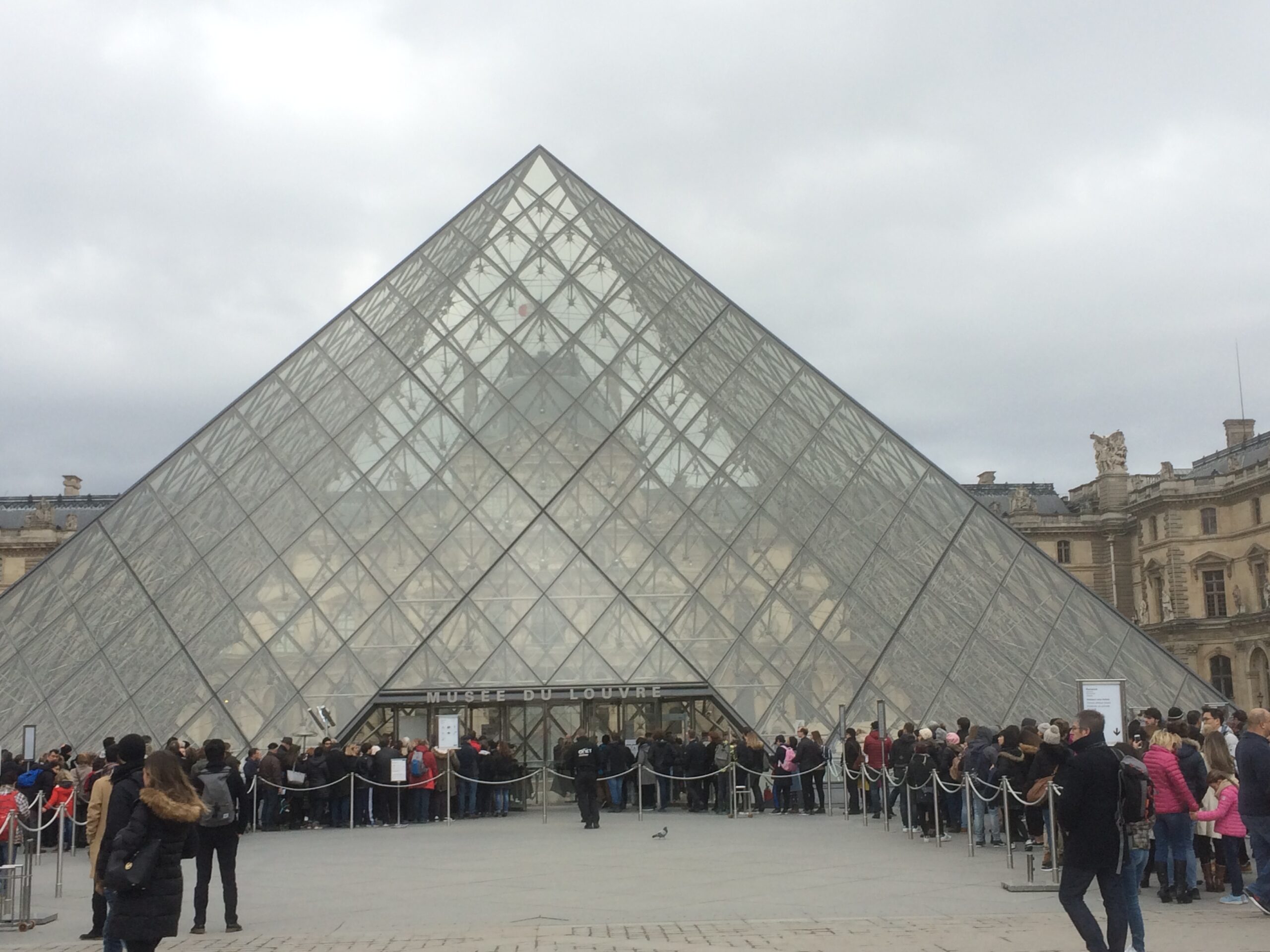 glass piramid louvre