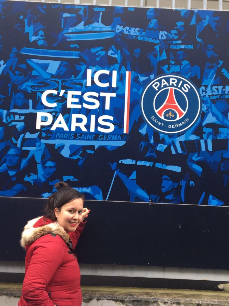 me in front og psg logo