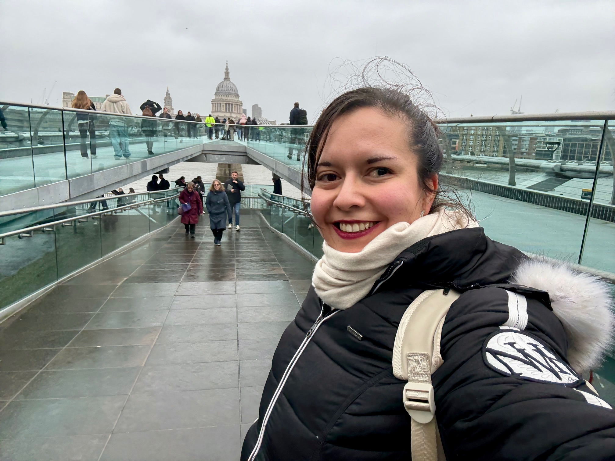 me overlooking st. paul´s cathedral from millenium bridge