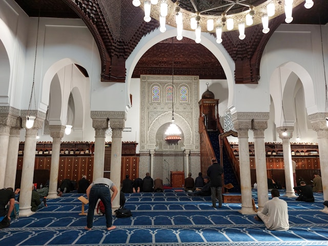 praying people in grand mosque paris