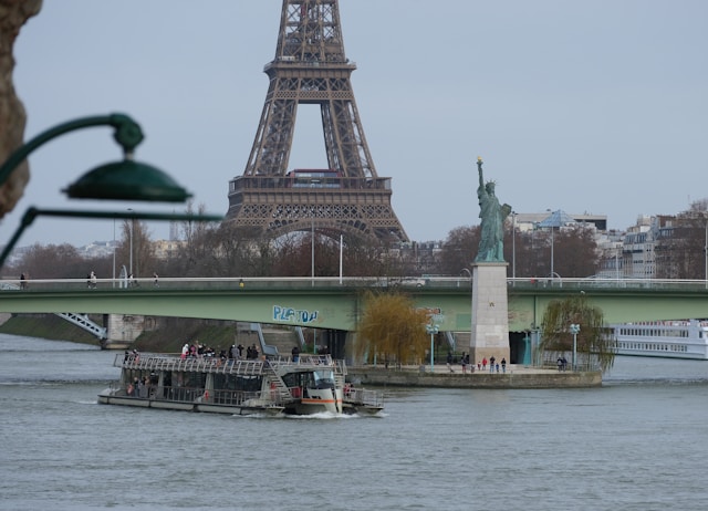 statue of liberty in paris