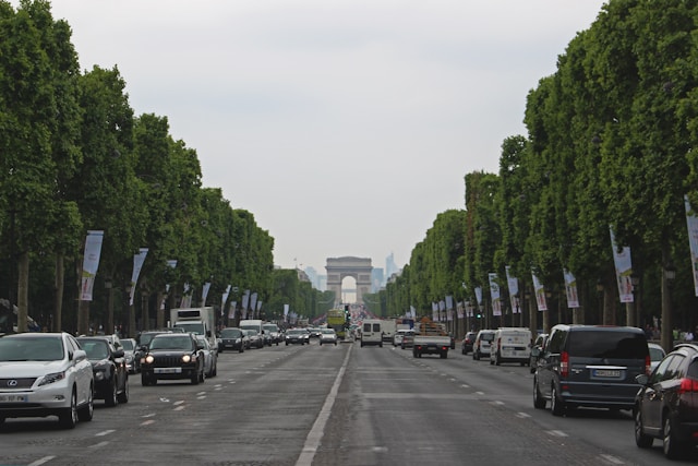 champs-elysees with view on arc duetriomphe